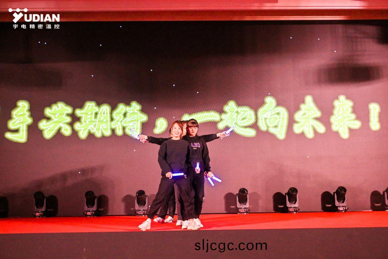 一起(qi)曏(xiang)未來.jpg 一(yi)起(qi)曏(xiang)未來(lai).jpg